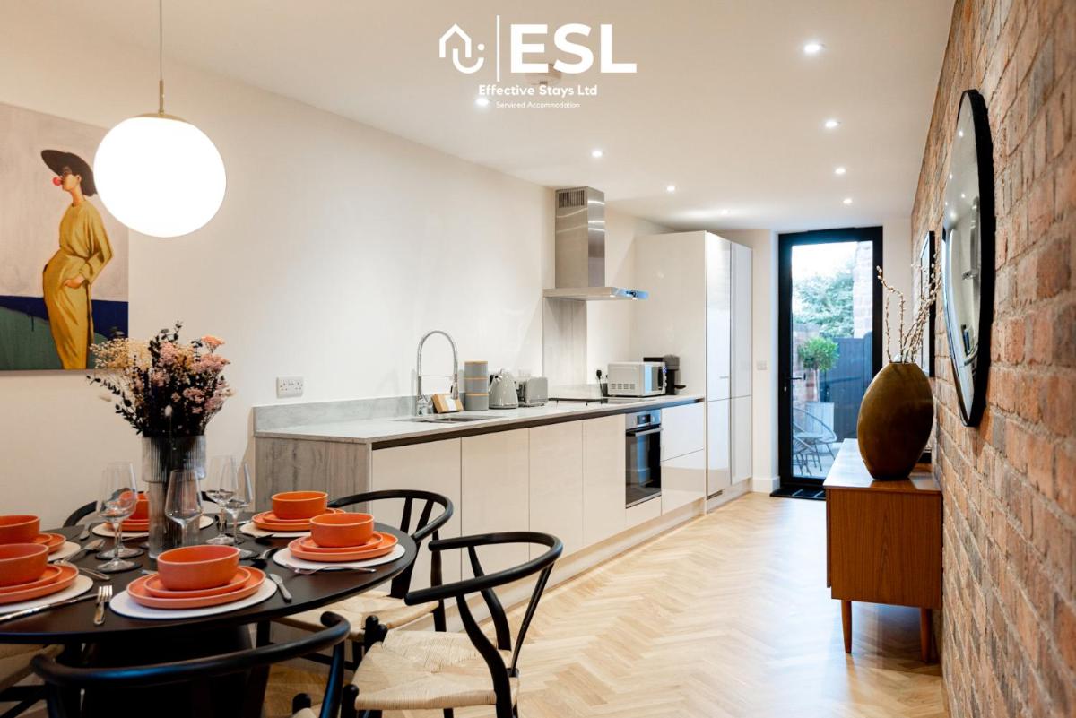 Contemporary Townhouse - Free Parking - Central Shrewsbury - Housity