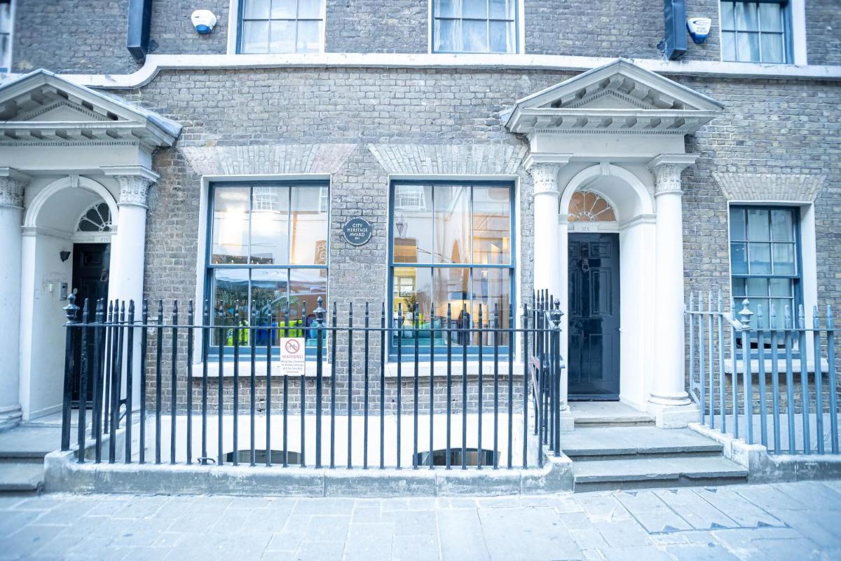 Liverpool St Three Bedroom Home near Tube Station - Housity