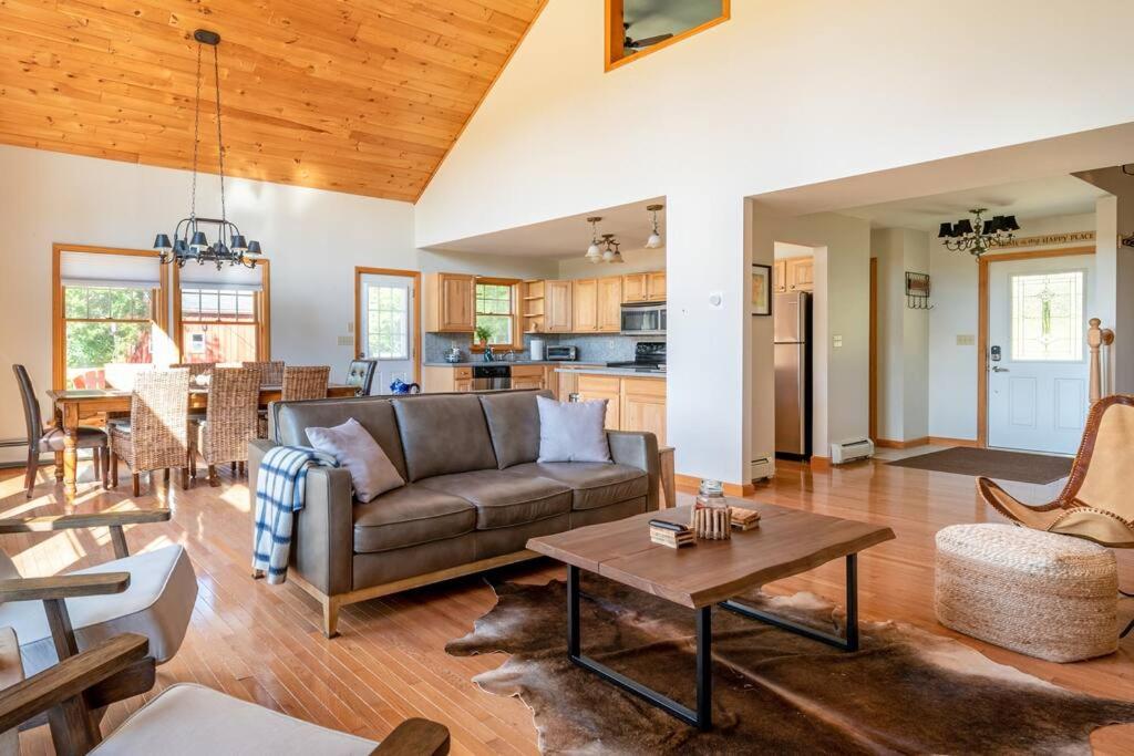 Beautiful mountain home with gorgeous meadow views - Housity