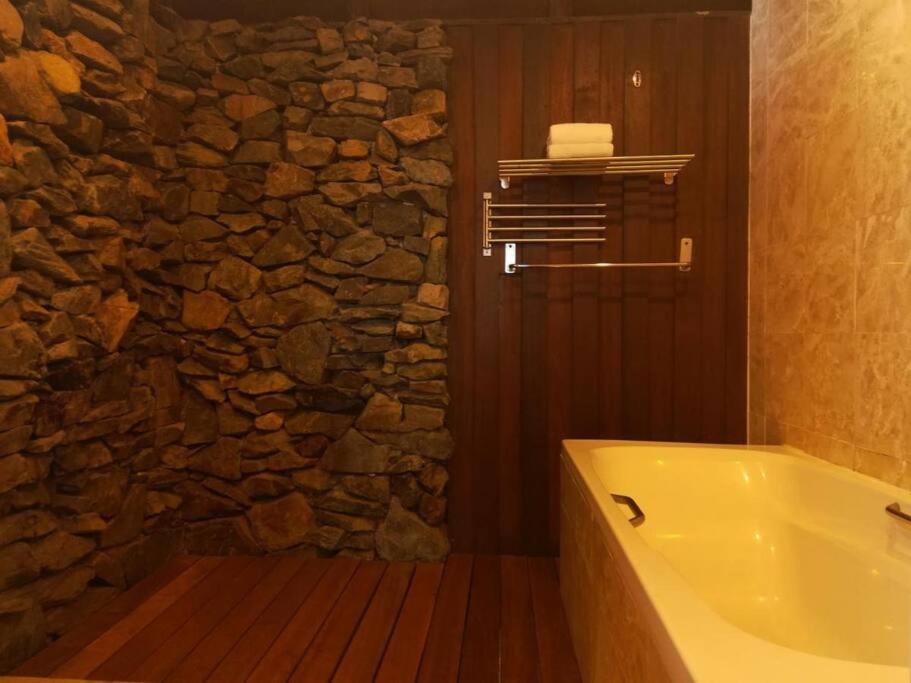 Suitetrails - Honeymoon Sunset Seaview Suite (Water Chalet)