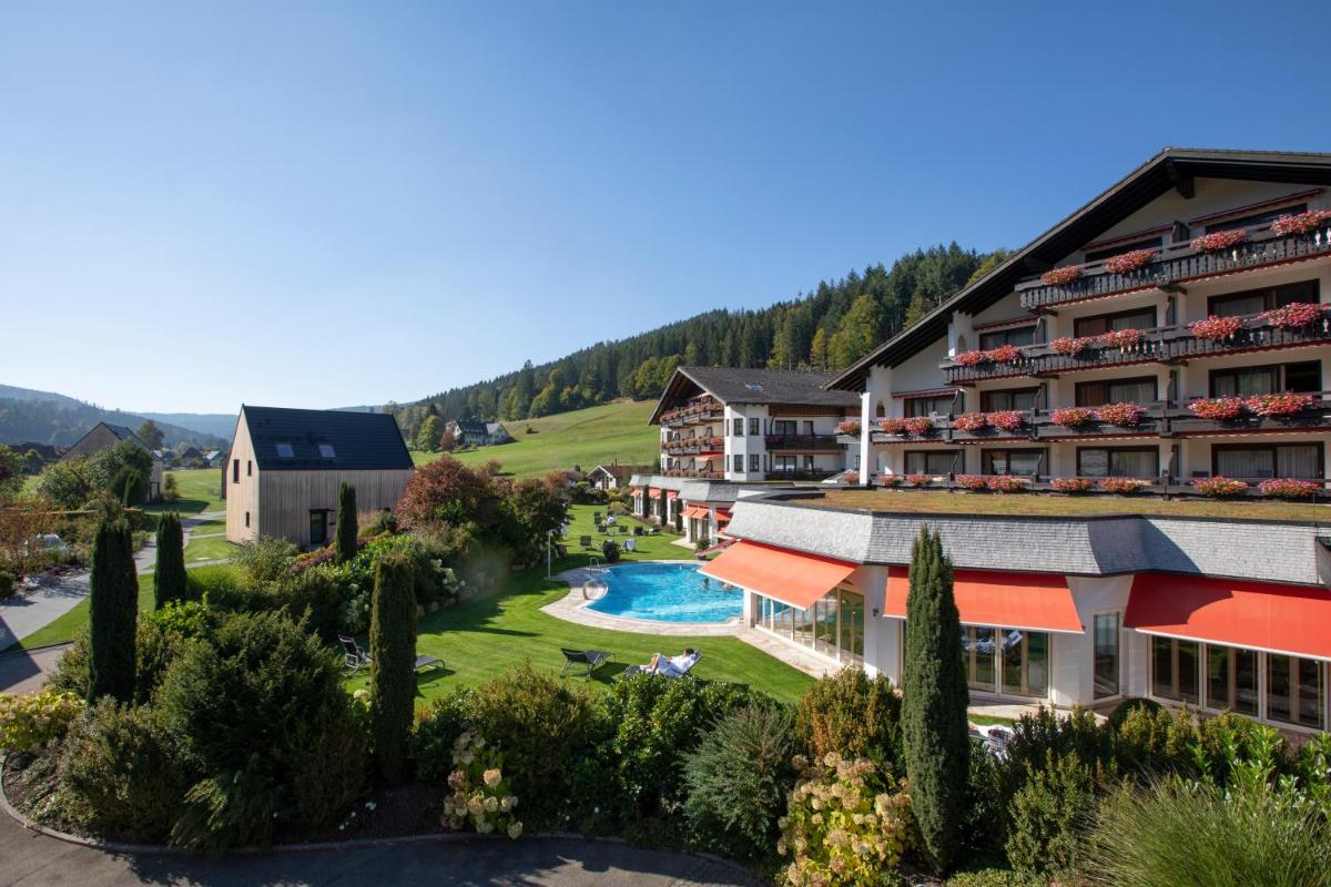 Luftaufnahme eines Resorts mit Swimmingpool in der Unterkunft Wellness & Genuss Resort - Engel Obertal in Baiersbronn
