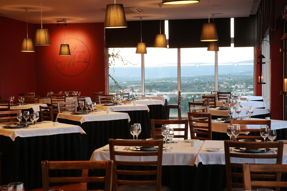 Um restaurante ou outro lugar para comer em Hotel Da Montanha