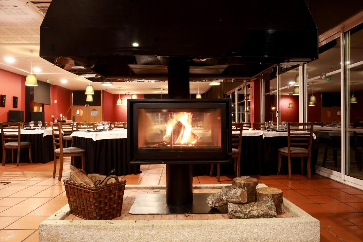 Um restaurante ou outro lugar para comer em Hotel Da Montanha