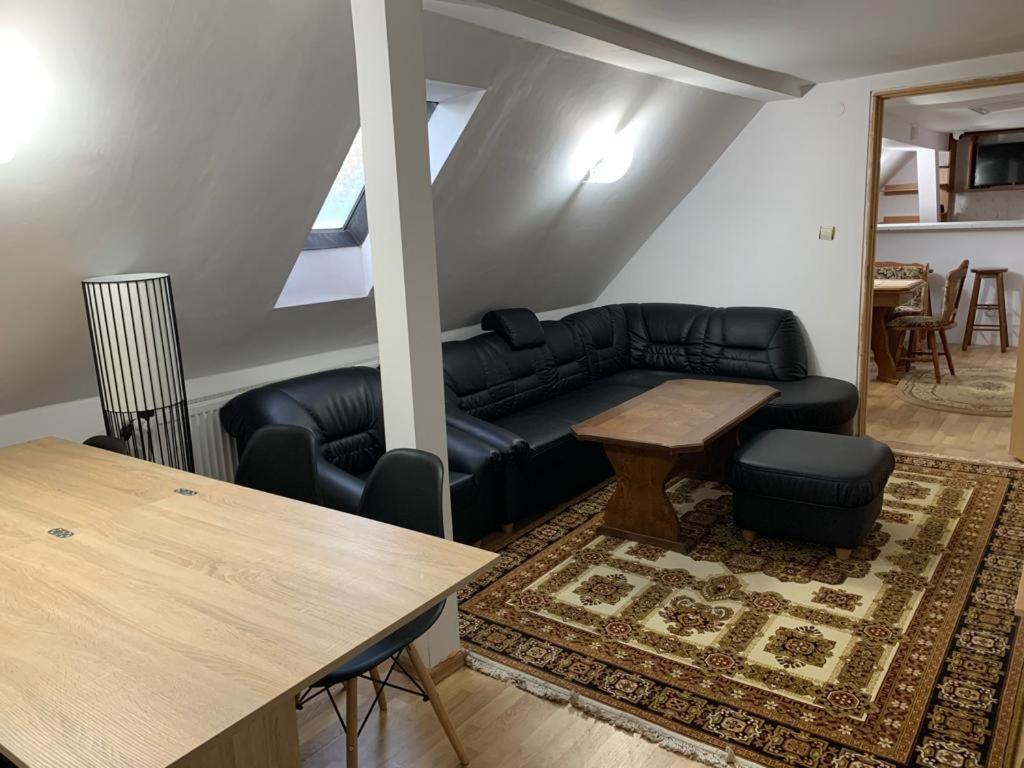 Cheerful 3-Bedroom Getaway - Housity