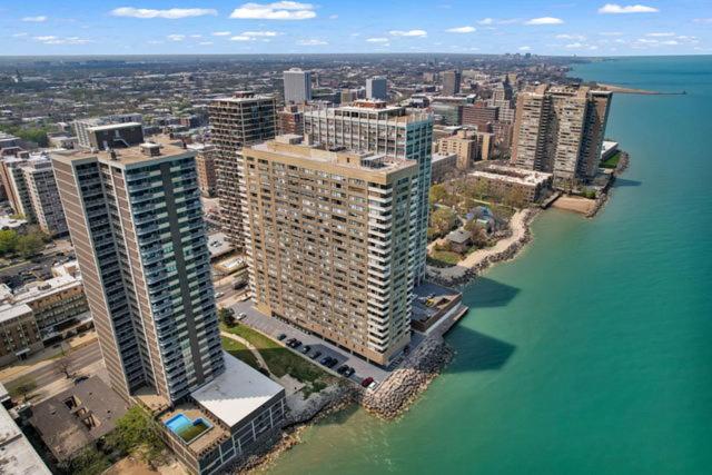 Waterfront Entire Condo in Edgewater with Lake and City Views - Housity