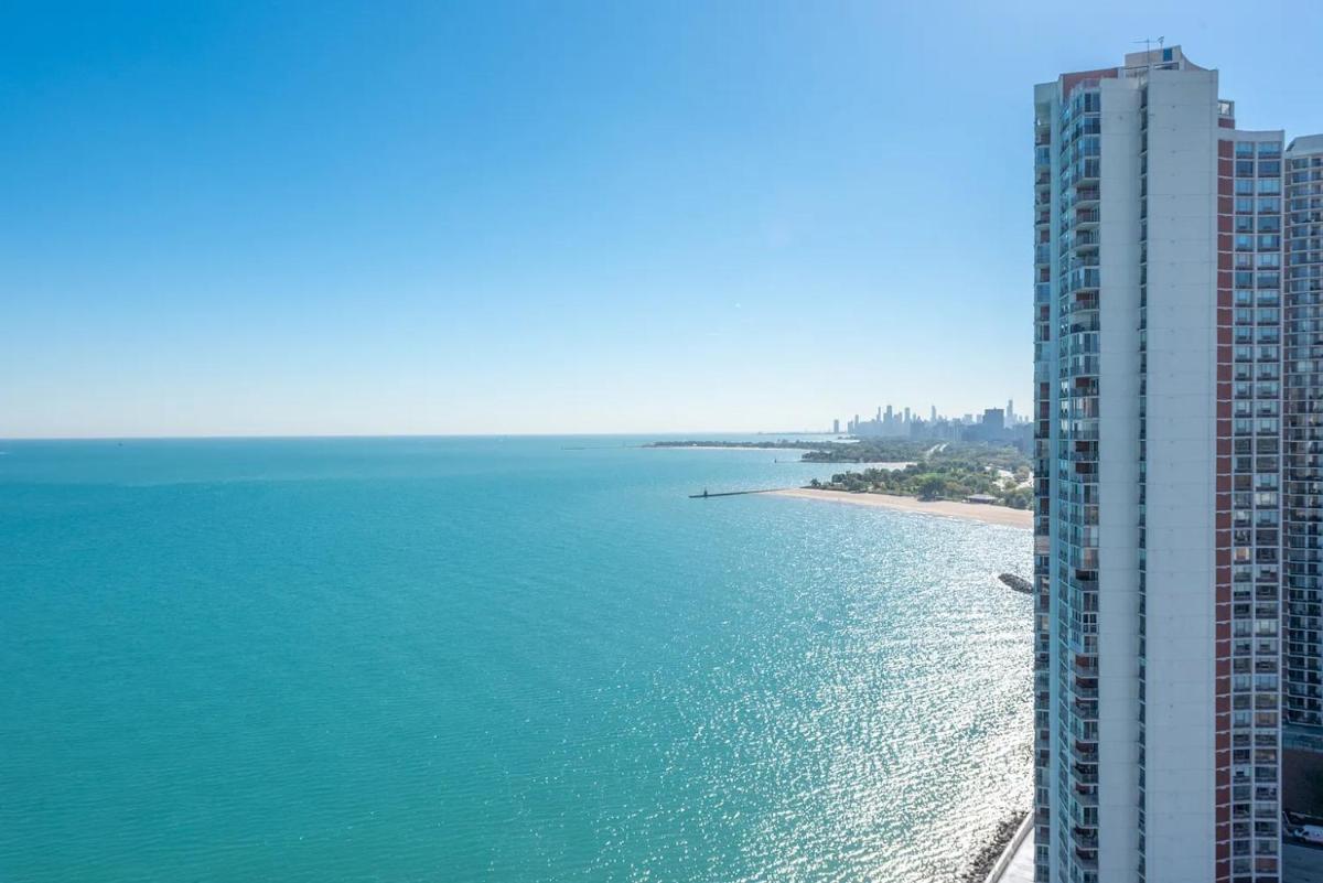 Waterfront Entire Condo in Edgewater with Lake and City Views - Housity