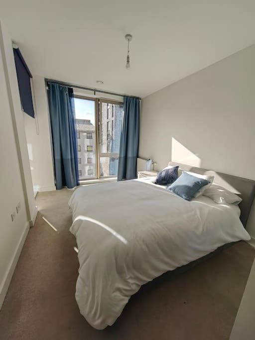 Suitetrails - 2 Bed lovely apartment in close proximity to canary wharf, excel centre and the O2