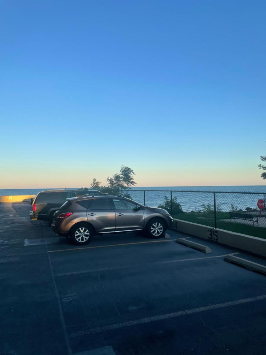 Waterfront Entire Condo in Edgewater with Lake and City Views - Housity