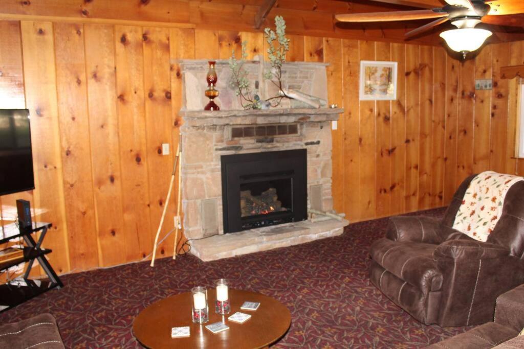 Rustic Chapparal Cabin at Bass Lake Heights - Housity