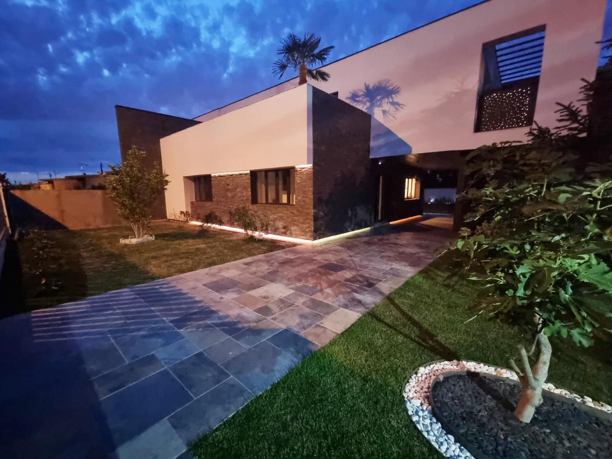 Luxury Villa Moderne, salon de 90m2 - Housity