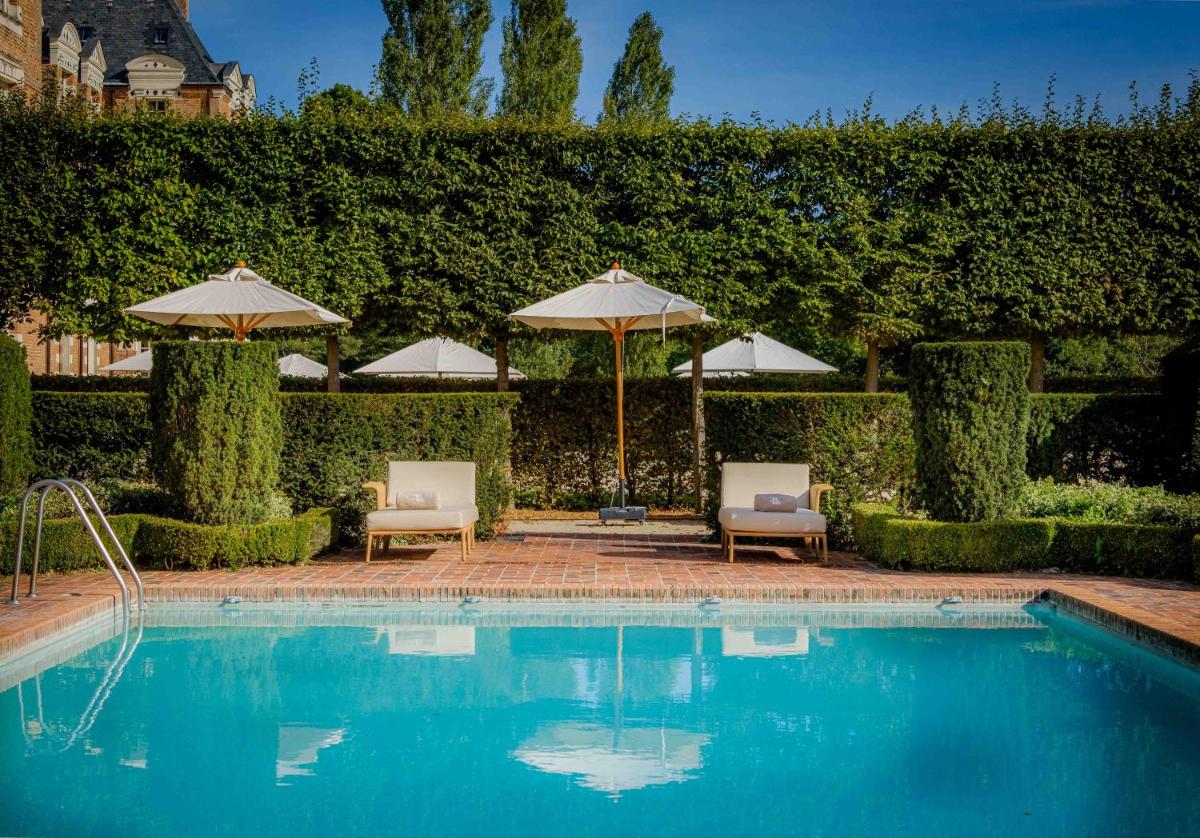 Piscine de l'établissement La Borde en Sologne Château & Spa ou située à proximité