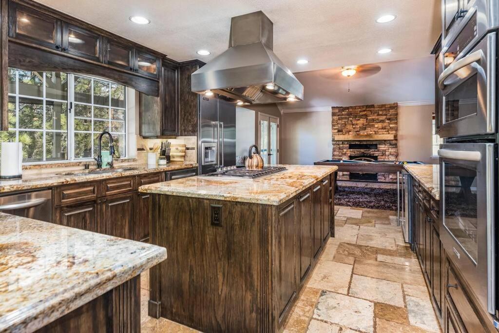 Private Resort Home in Yosemite w/River, 4Br-5Ba - Housity