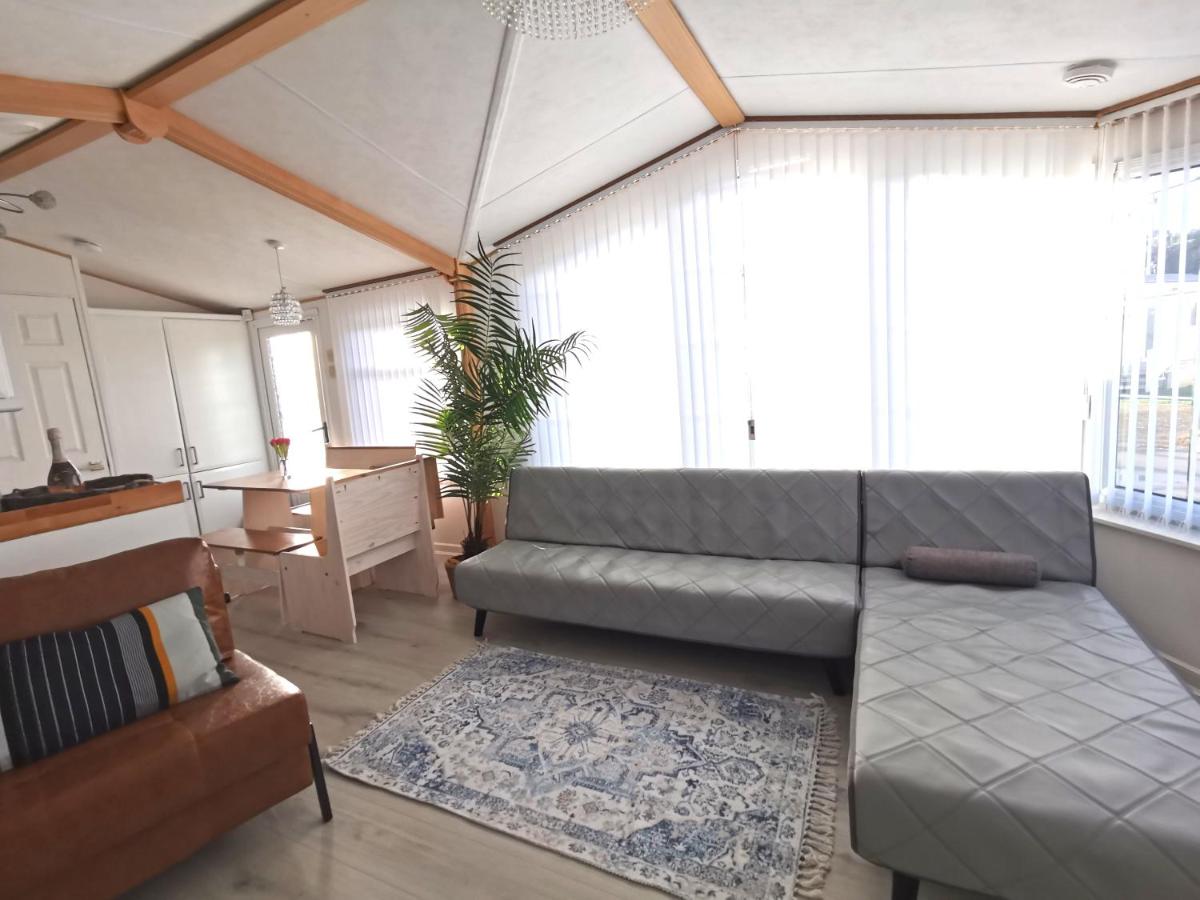 Lakes and woodlands Overstone Holiday Park - Housity