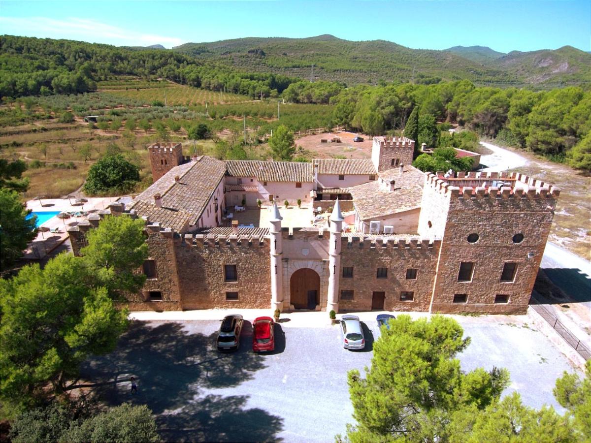 Suitetrails - Masía de San Juan, casa rural renovada en Castillo con piscina, Aire Acondicionado y terraza privada