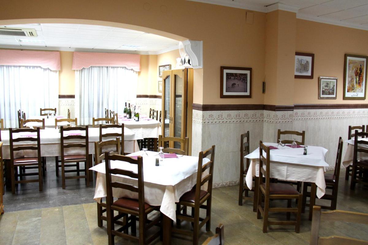 Hostal Restaurante La Masía - Housity