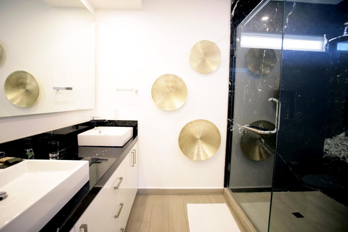 Suitetrails - RealLuxe Stylish apartment with pool and gym