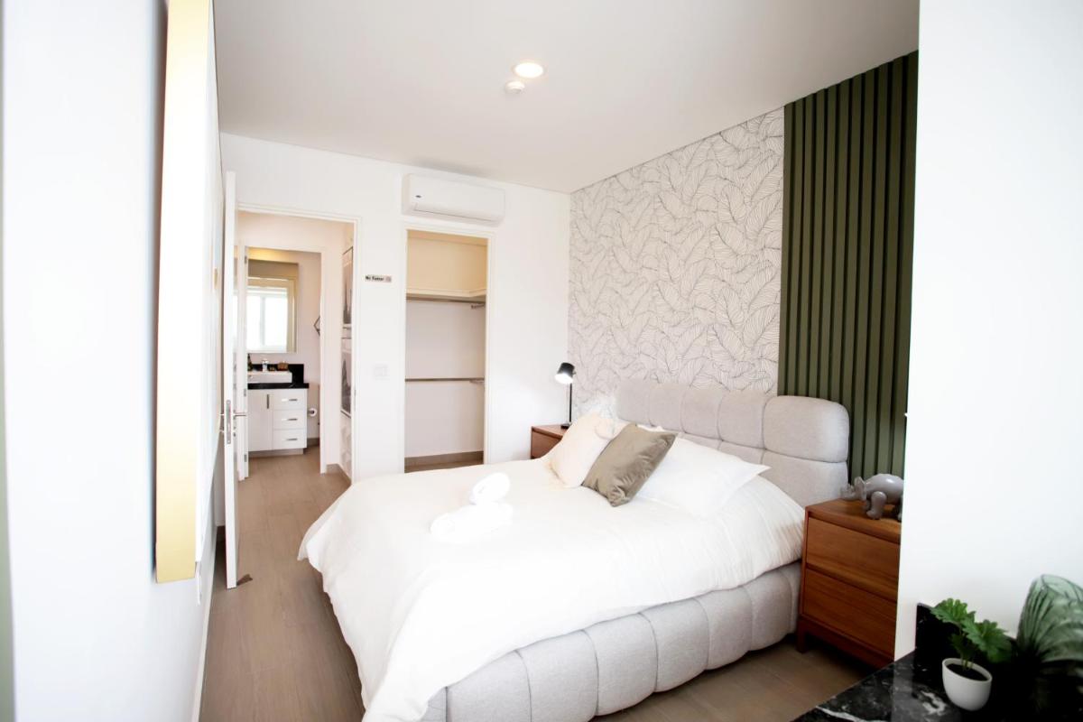Suitetrails - RealLuxe Stylish apartment with pool and gym