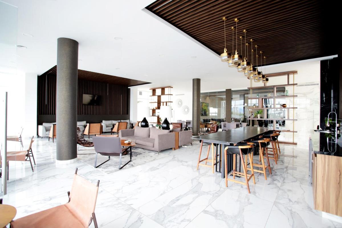 Suitetrails - RealLuxe Stylish apartment with pool and gym
