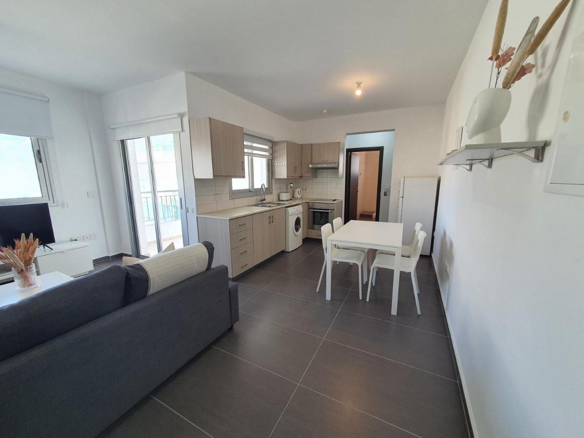 Phaedrus Living: City Center Cozy Flat Demetra 102 - Housity