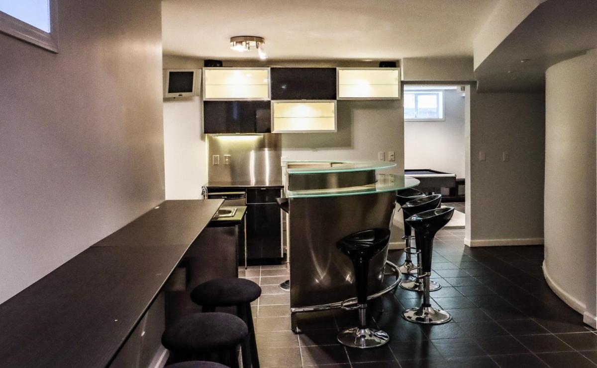 Large vacation home! 3 level 8 beds - Housity