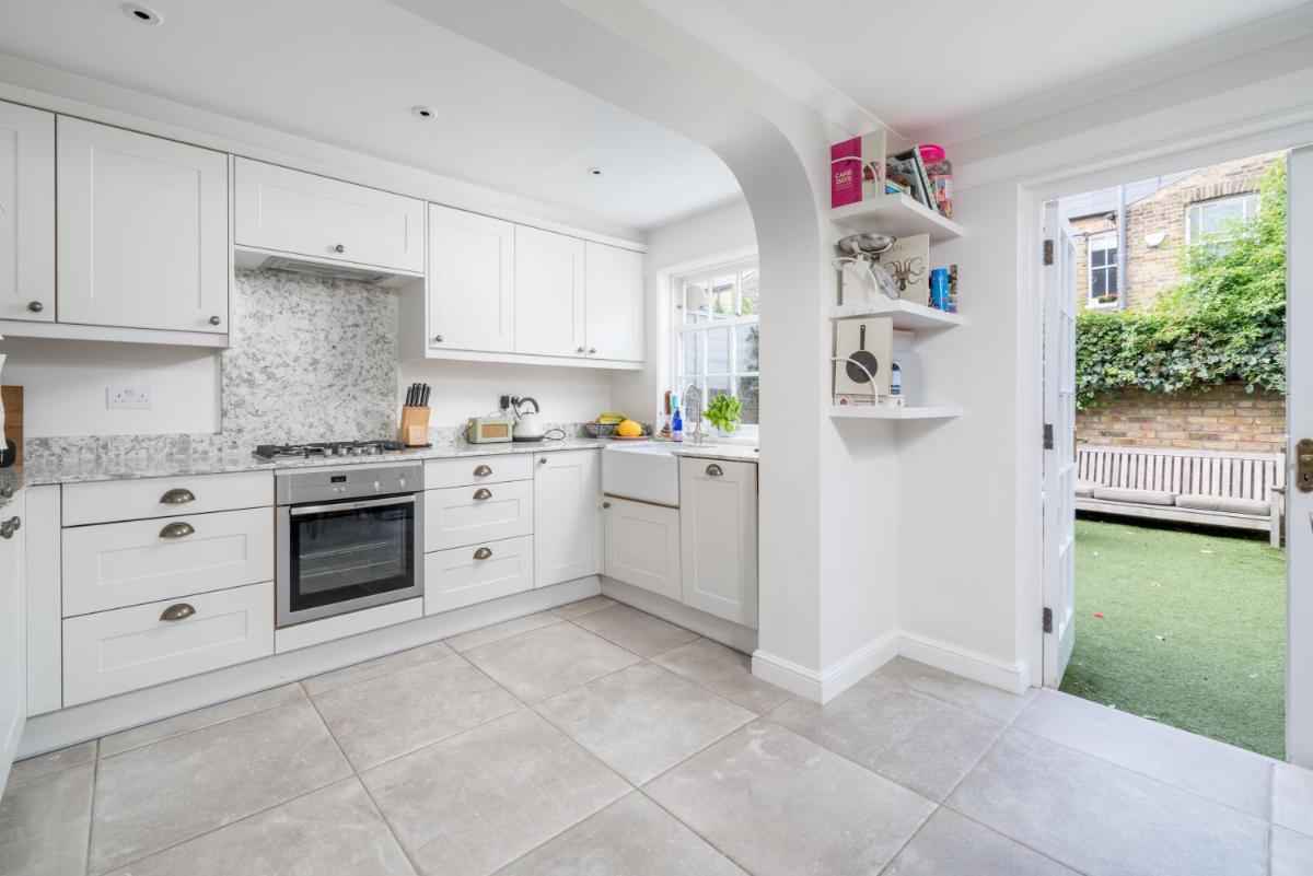 JOIVY Cosy house with private garden in Battersea - Housity