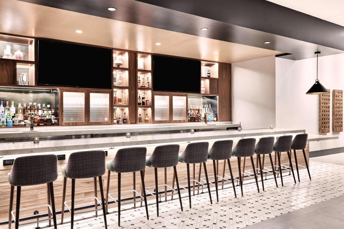 Hyatt Place Phoenix/Downtown - Housity