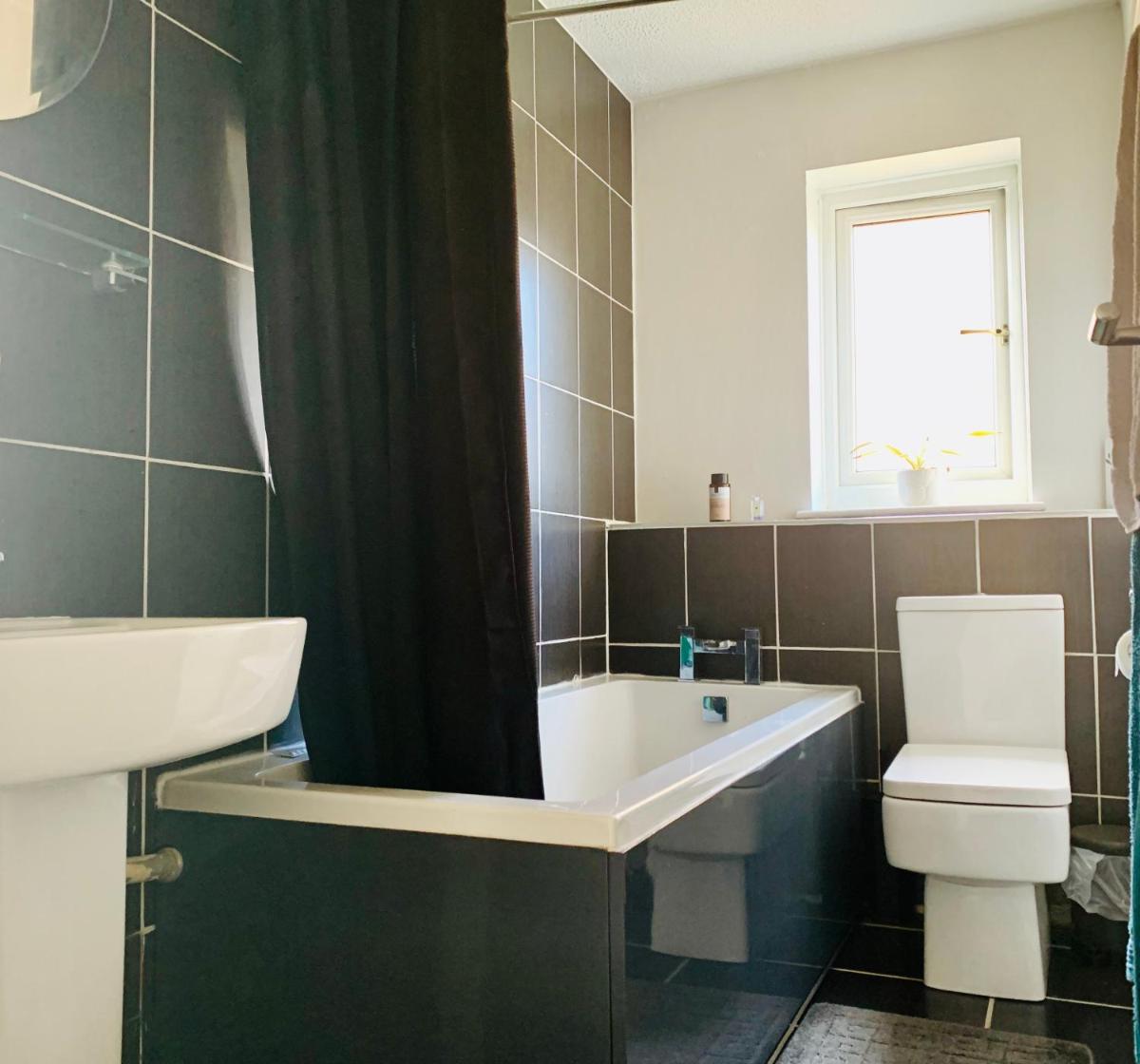 Lovely 2-Bed House in Bramley with Field View - Housity