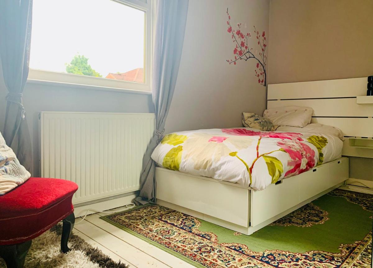 Lovely 2-Bed House in Bramley with Field View - Housity