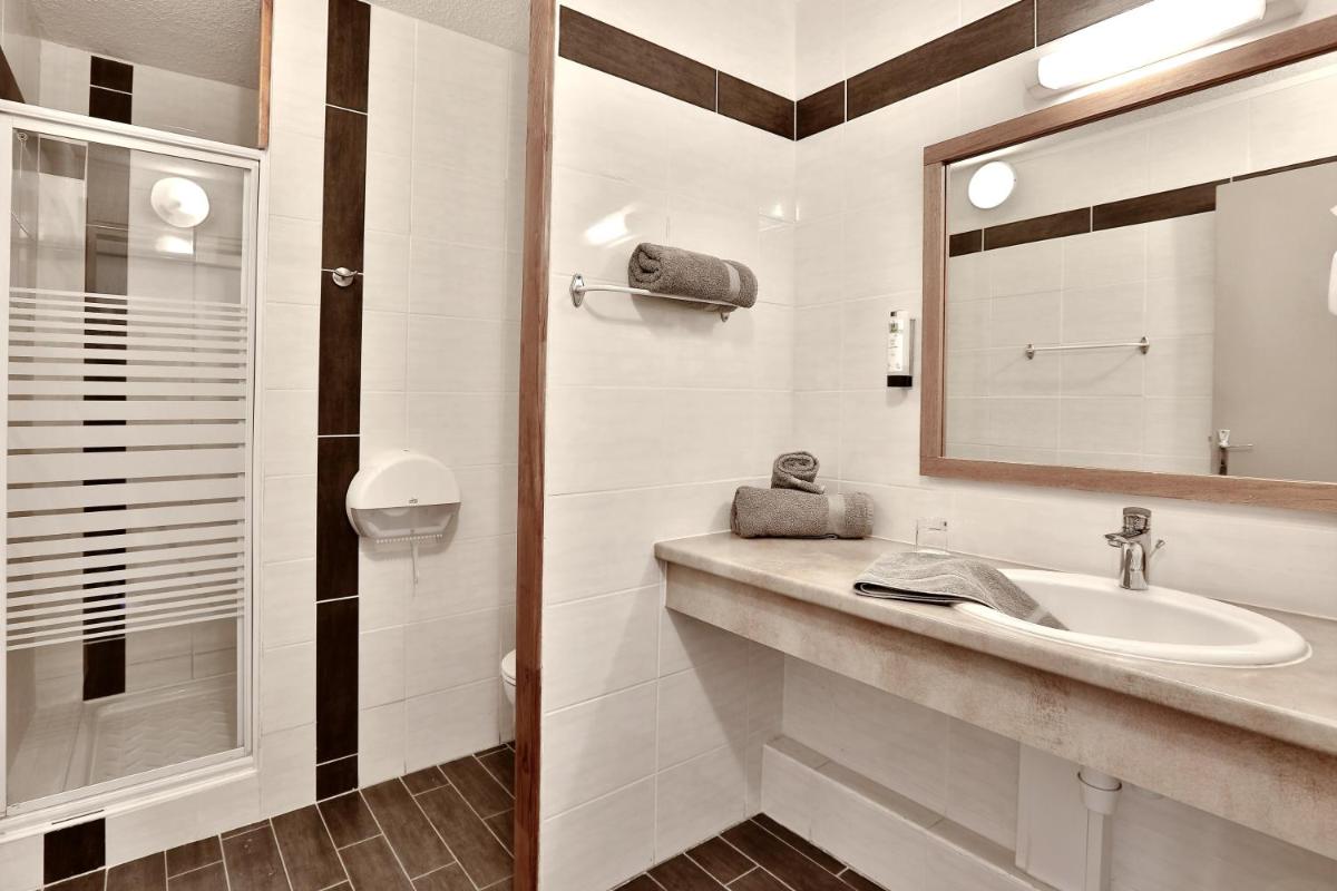 Salle de bains dans l'établissement Logis Hotel Le Tropicana
