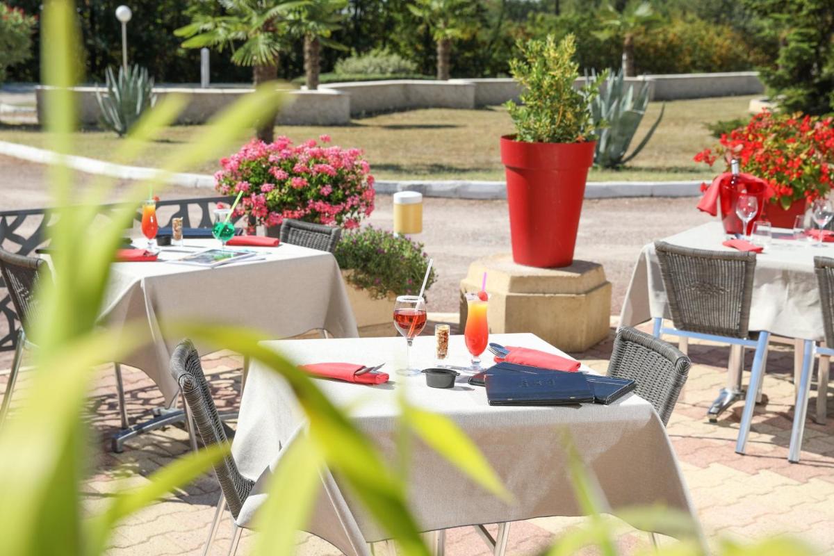 Jardin de l'établissement Logis Hotel Le Tropicana