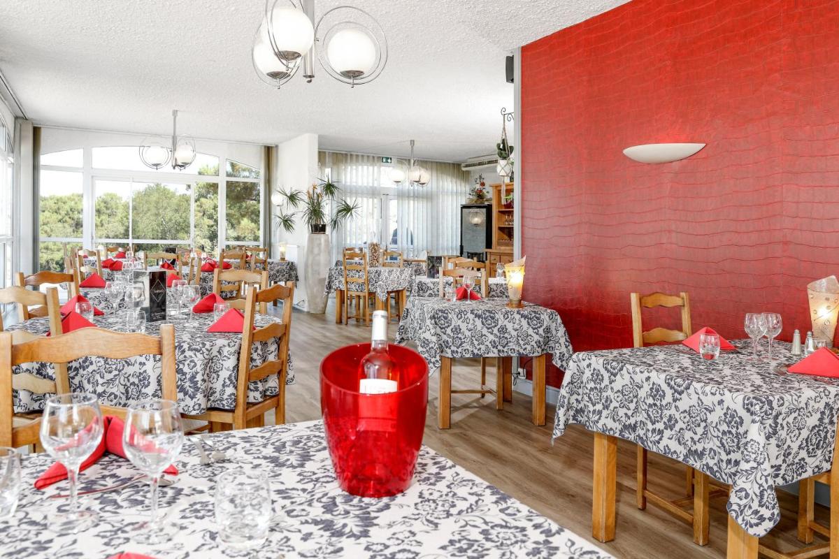 Restaurant ou autre lieu de restauration dans l'établissement Logis Hotel Le Tropicana