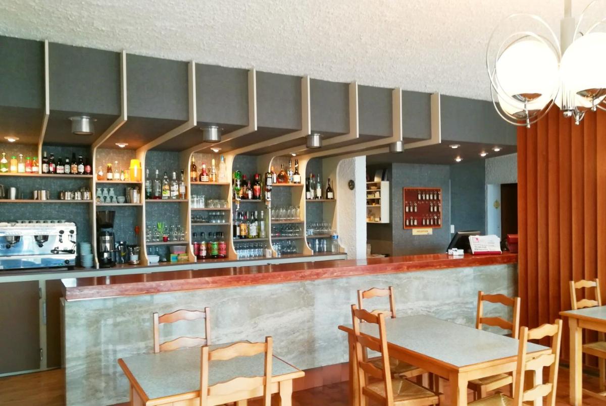 Salon ou bar de l'établissement Logis Hotel Le Tropicana