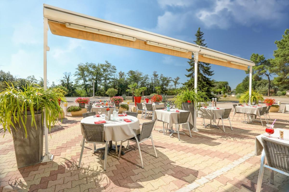 Restaurant ou autre lieu de restauration dans l'établissement Logis Hotel Le Tropicana