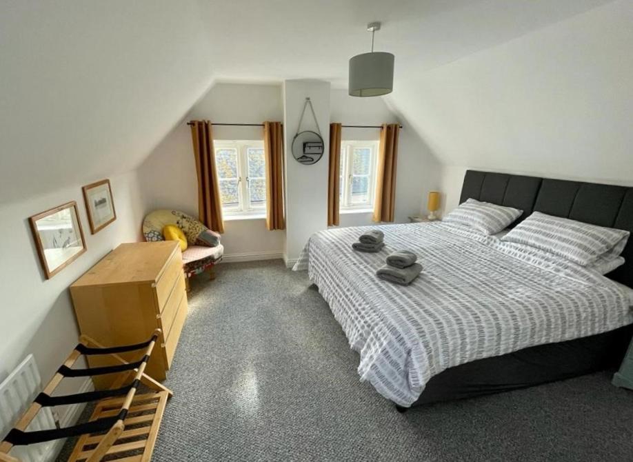 The Knots-Spacious 3 bedroom apartment in Bridport - Housity