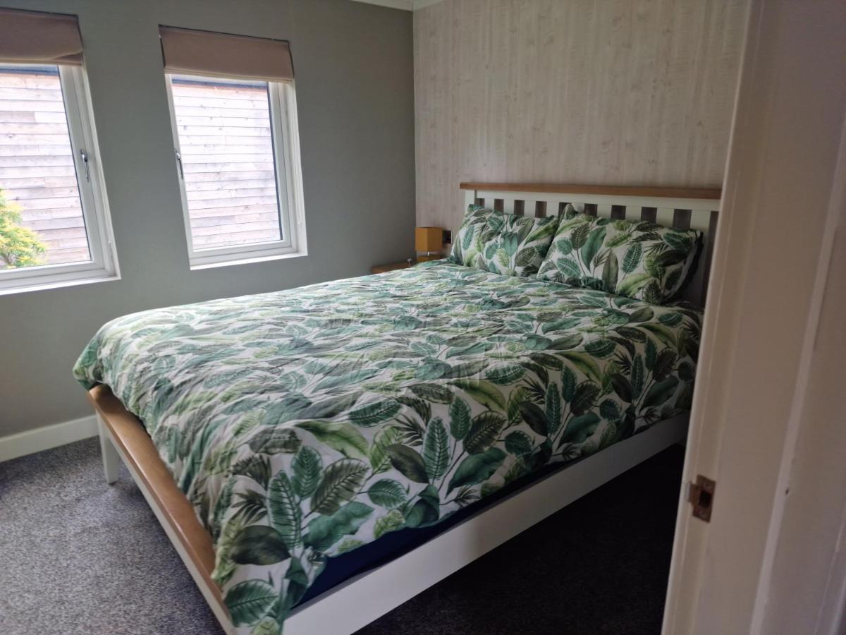 Derwen 2 Bedroom Luxury Lodge - Housity