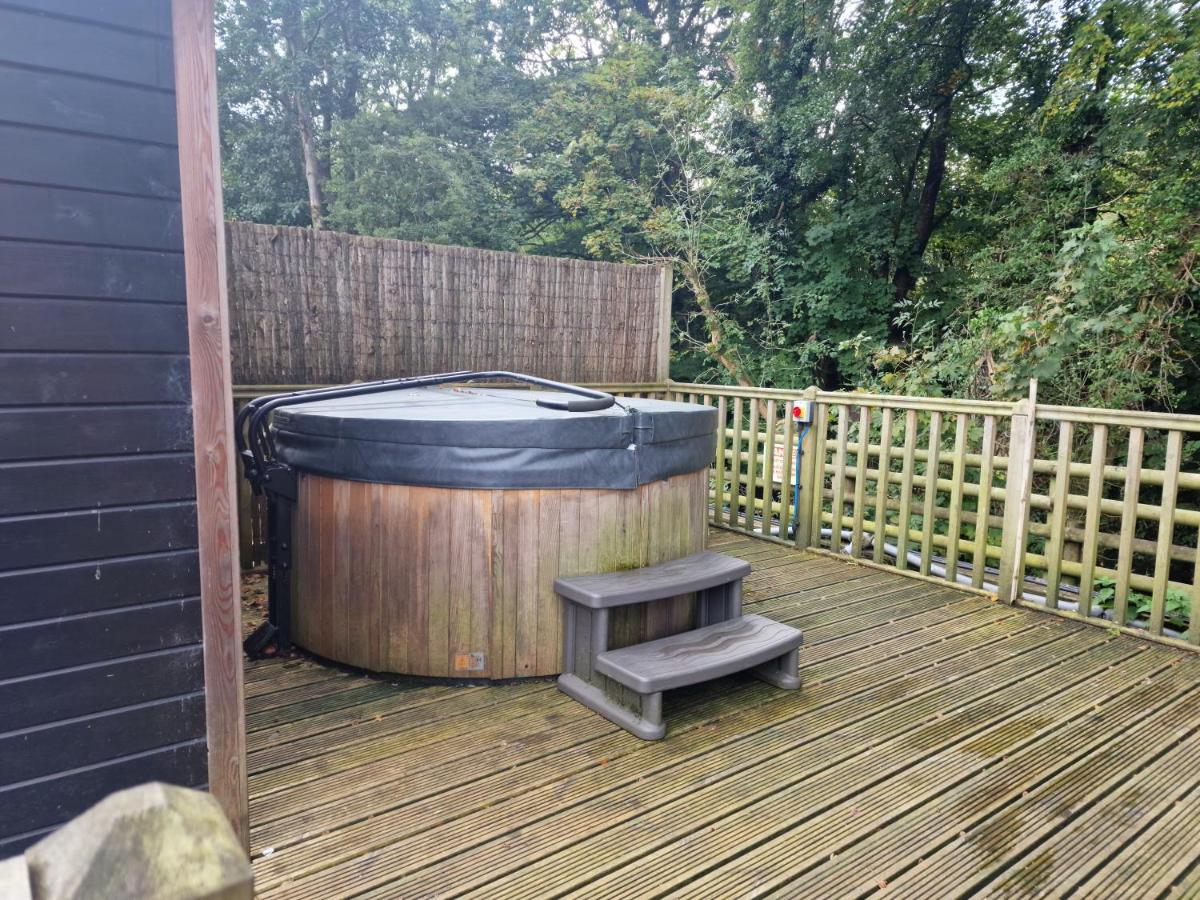 Glamping Hut - Riverside 1 - Housity