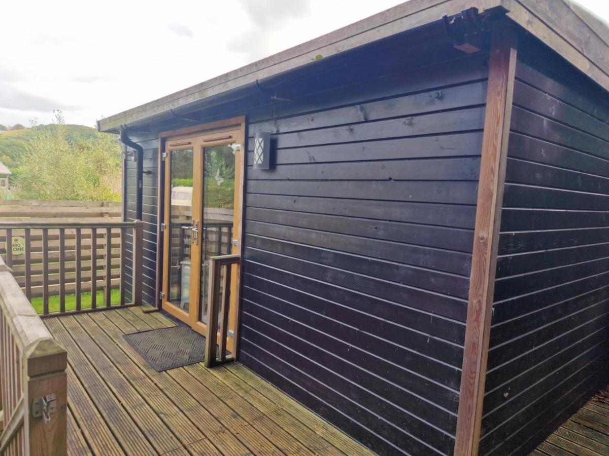 Glamping Hut - Riverside 1 - Housity