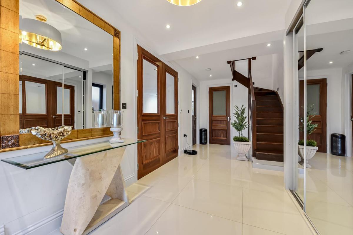 Delightful family home right off the high street - Housity