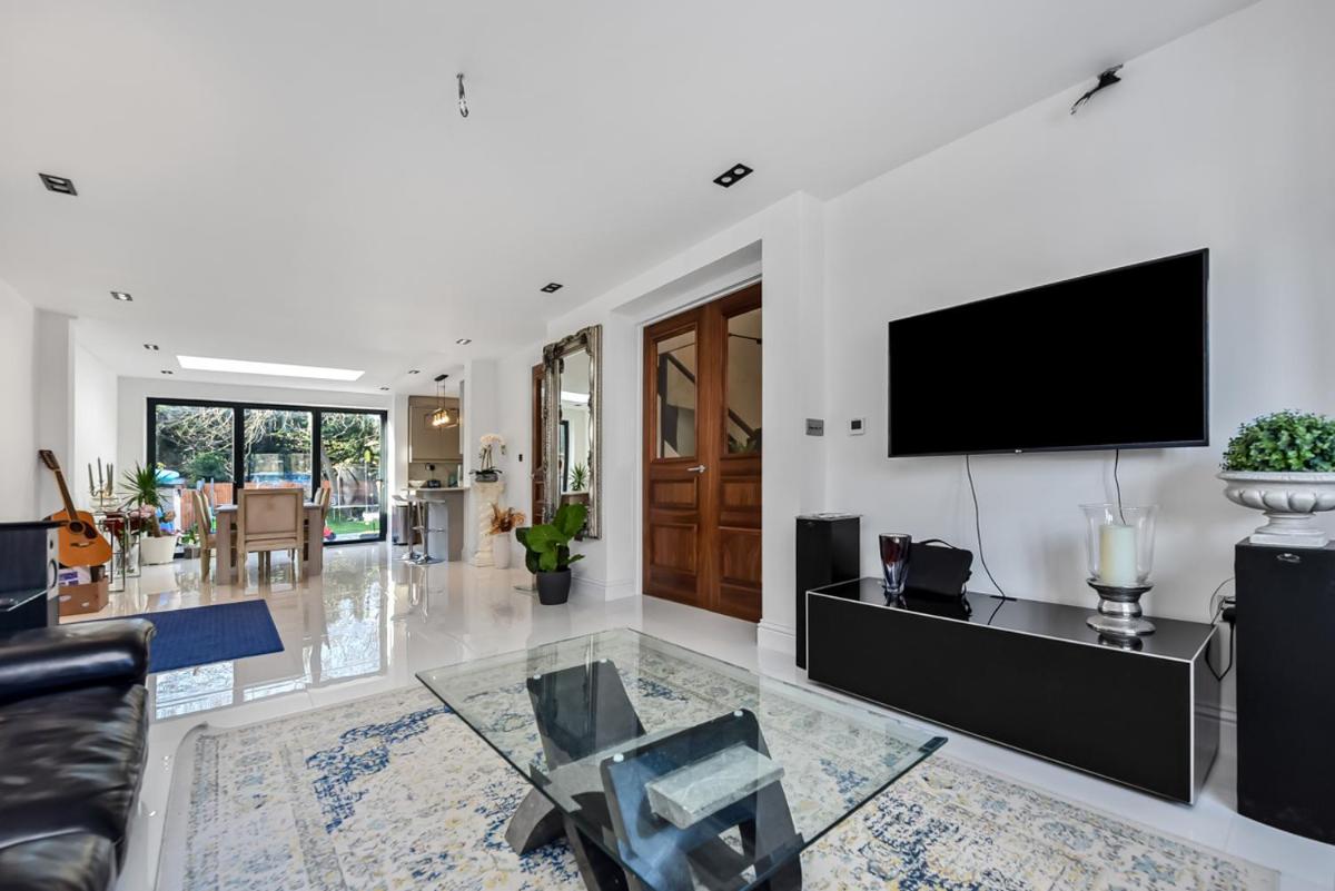 Delightful family home right off the high street - Housity