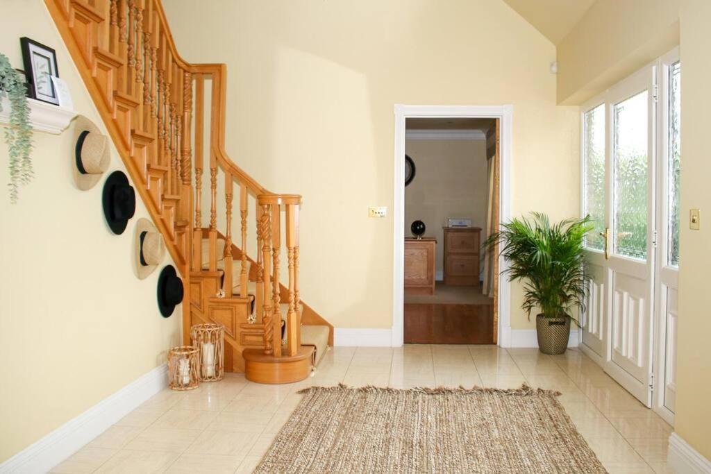 Luxury, Spacious Home with Private Driveway. TV’s In Every Room with fast WiFi. Beaches and Gower in close proximity! - Housity