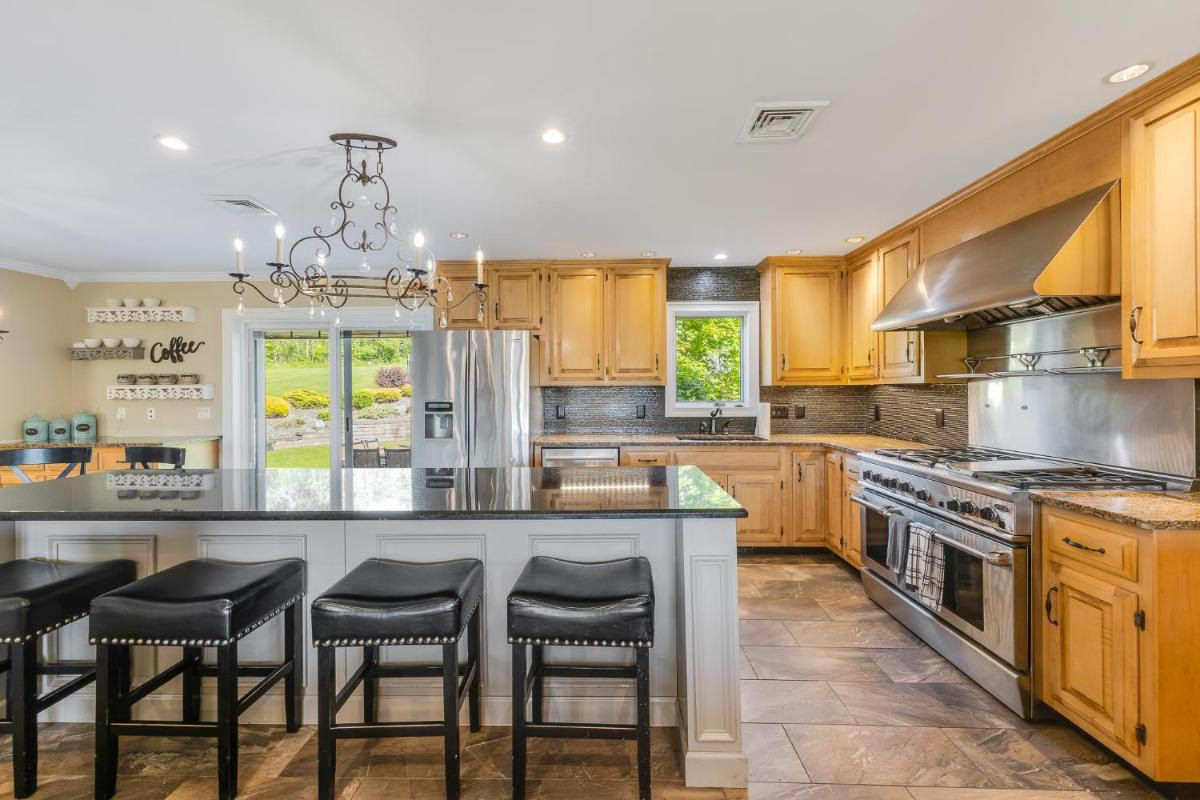 Mid-Hudson Estate: 11 acres, Pool, 1 hr to NYC - Housity