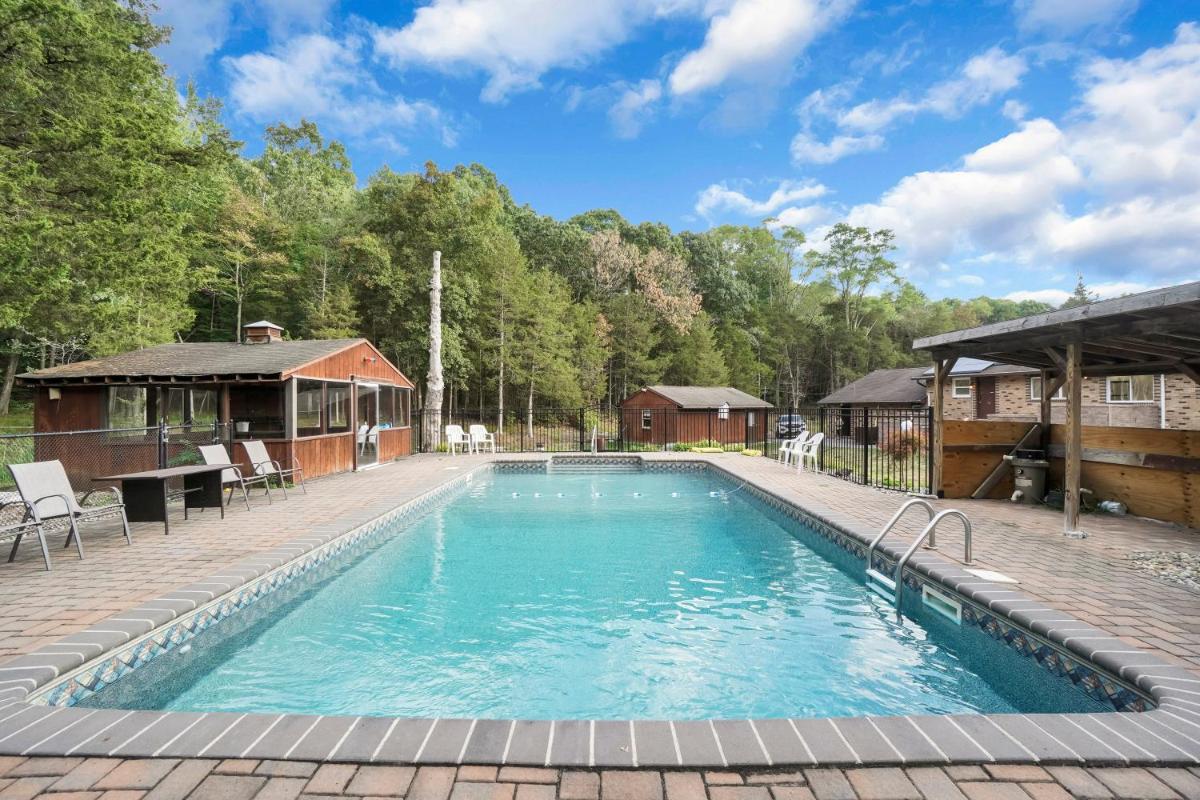 Luxury in the Woods, Pool, Privacy & Peace - Housity