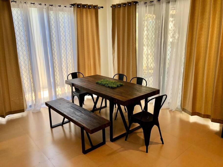 Modern House w/Great Location Nr SM & Jack’s Ridge - Housity