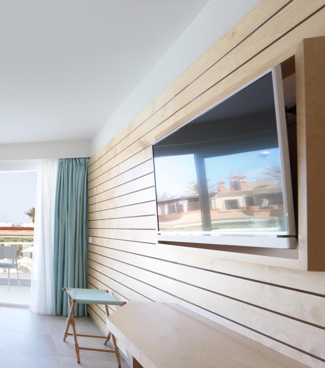 Una televisión o centro de entretenimiento en Iberostar Selection Playa de Palma