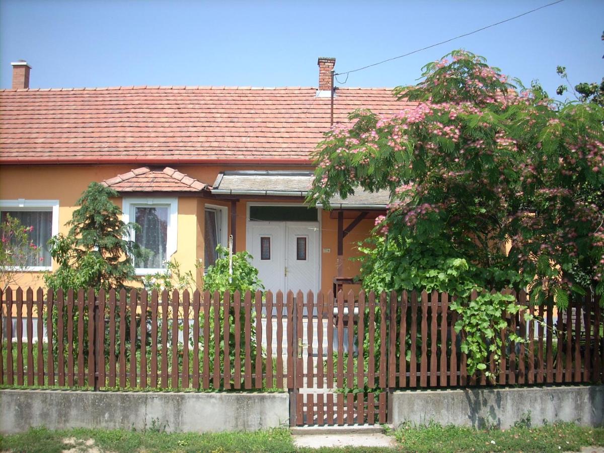 Abádi Karmazsin Ház - Housity