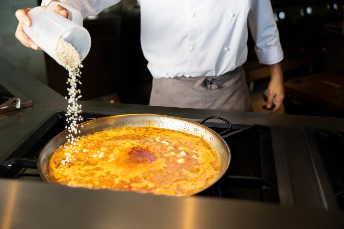 Comida en o cerca de este hotel