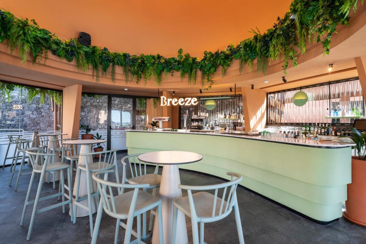 El salón o zona de bar de Barceló Tenerife
