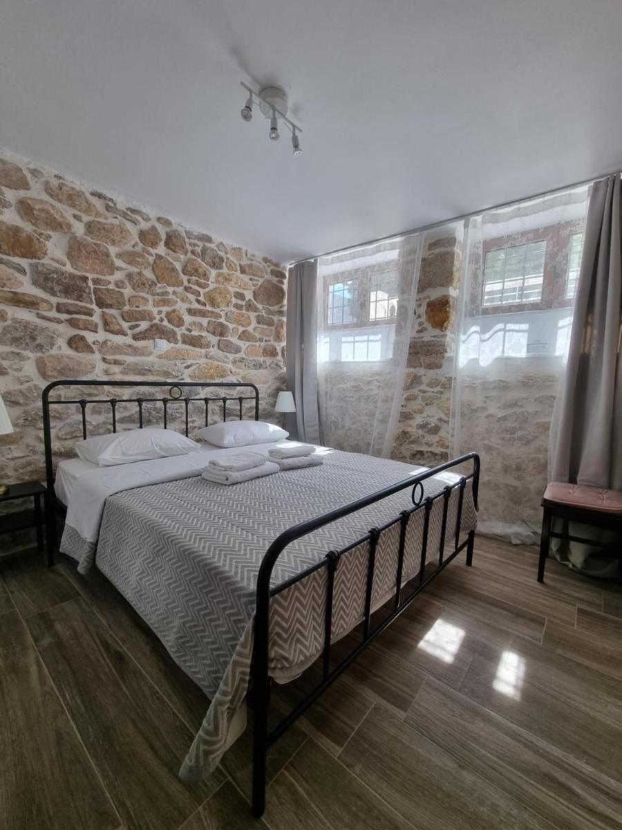 Hall Apartments & Rooms - ATH Airport - Housity