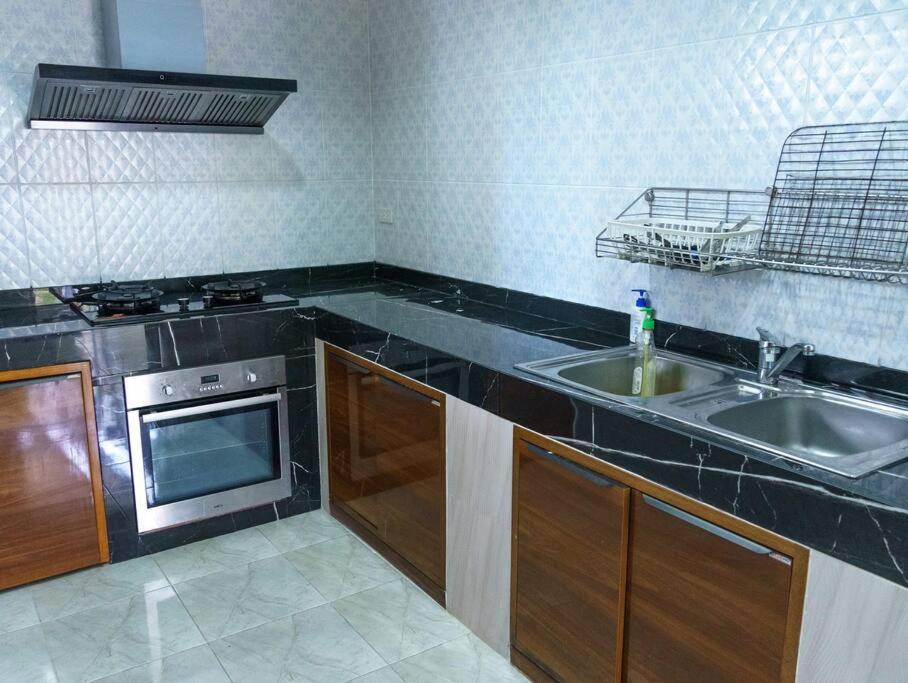 Suitetrails - 4BD Private pool villa in Patong heart quiet&nice