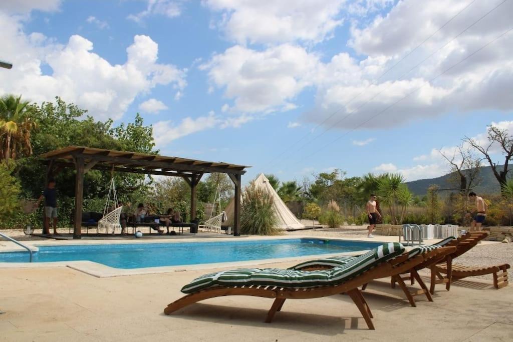 LA SIERRA CASA - Beautiful villa with huge garden swimming pool and games room - Housity